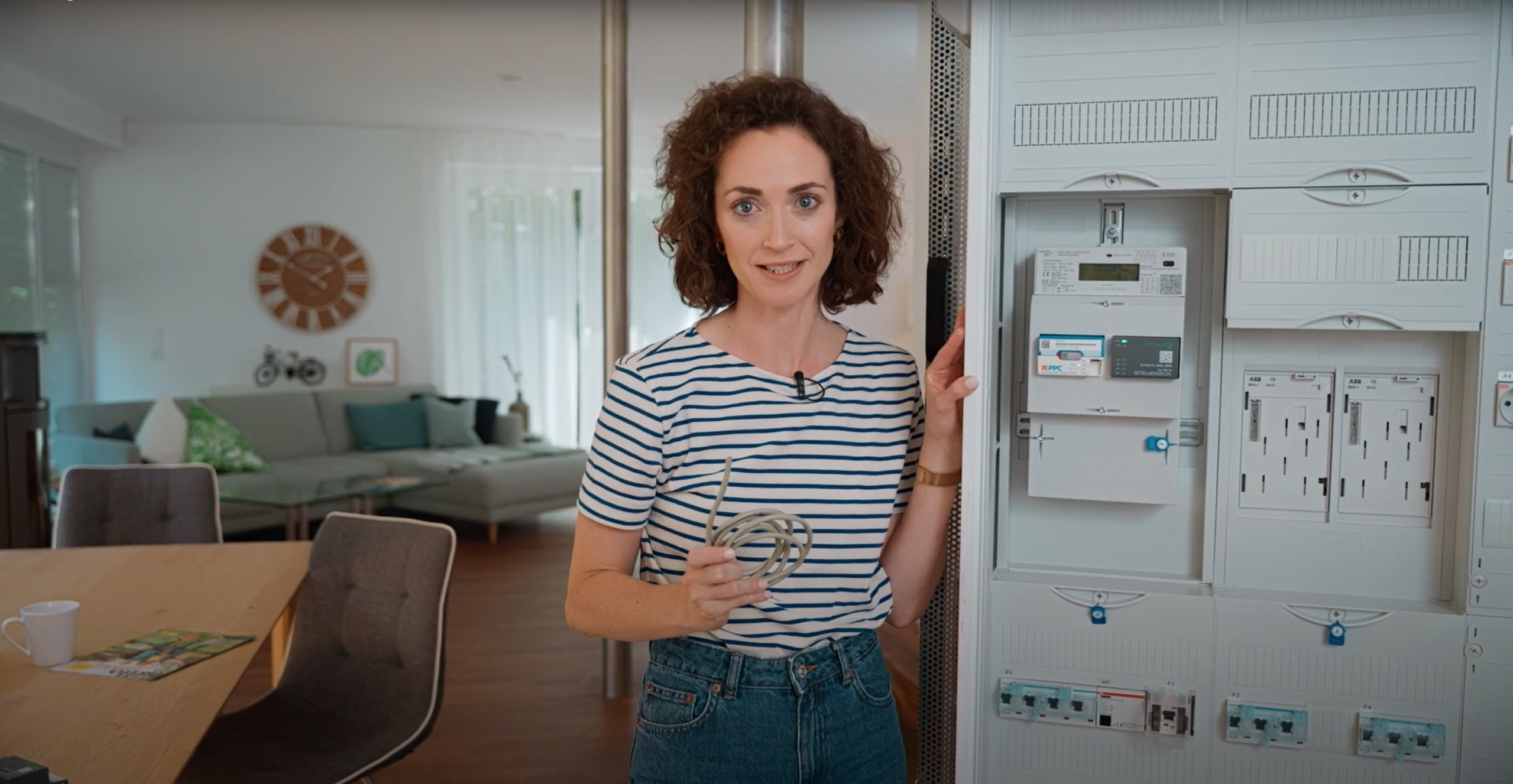 Frau steht neben Zaehlerschrank