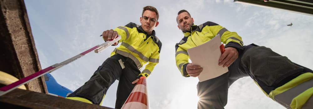 Zwei Mitarbeiter von EWE NETZ bei Vermessungsarbeiten