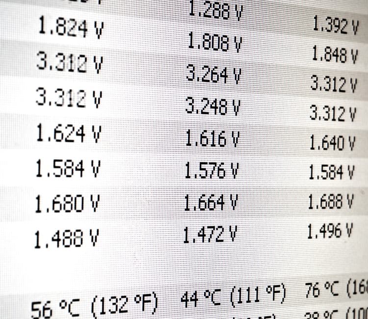 Tabelle "Spannung und Temperaturkontrolle" auf einem Bildschirm