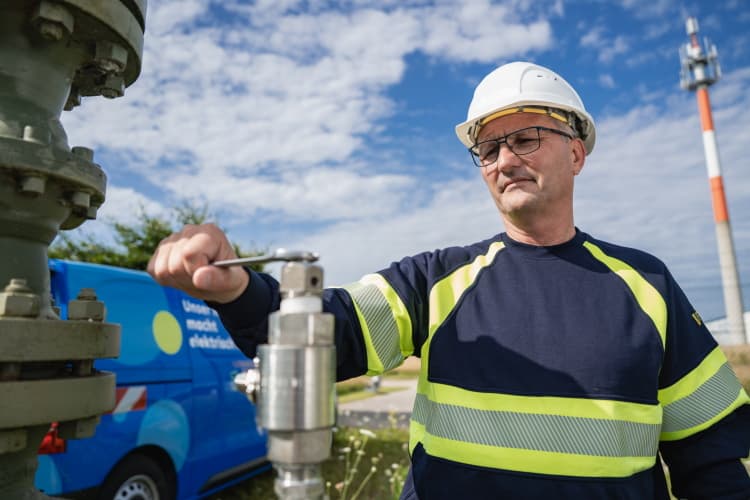 Mitarbeiter von EWE NETZ bei der Arbeit auf einer Baustelle