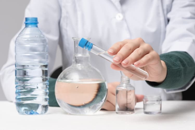 Im Labor wird die Wasserqualität untersucht