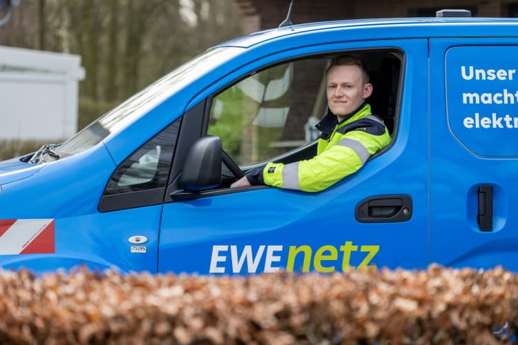 Ein Mitarbeiter von EWE NETZ in einem Servicewagen