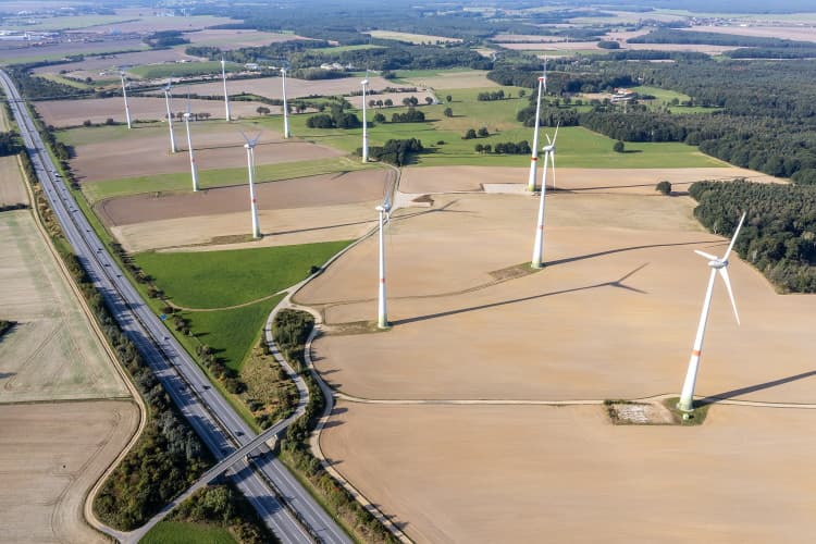 Windpark aus der Vogelperspektive mit mehreren Windenergieanlagen in einer landwirtschaftlich genutzten Landschaft
