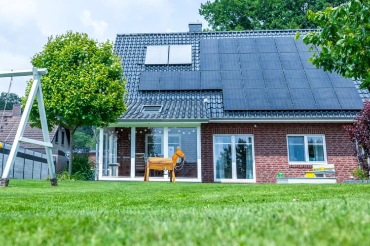 Ein Haus mit einer PV-Anlage auf dem Dach