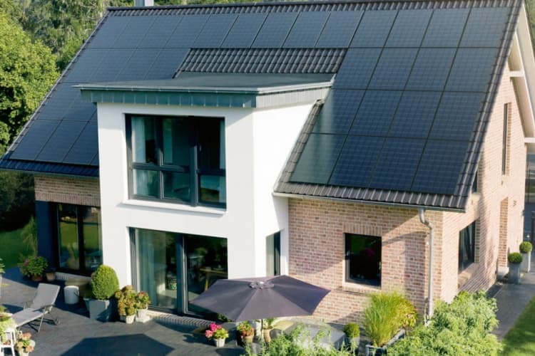 Einfamilienhaus mit Solarmodulen auf dem Dach