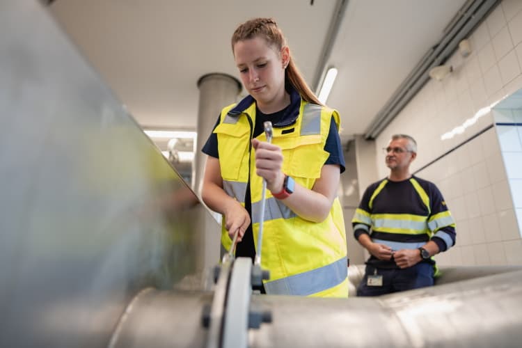 Eine junge Berufseinsteigerin von EWE NETZ bei der Arbeit