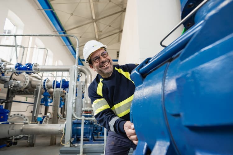 Ein erfahrener Mitarbeiter von EWE NETZ bei der Arbeit