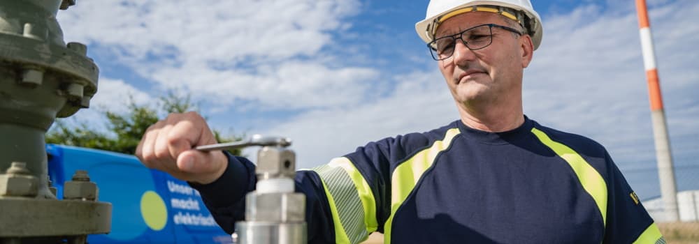 Mitarbeiter von EWE NETZ bei der Arbeit auf einer Baustelle