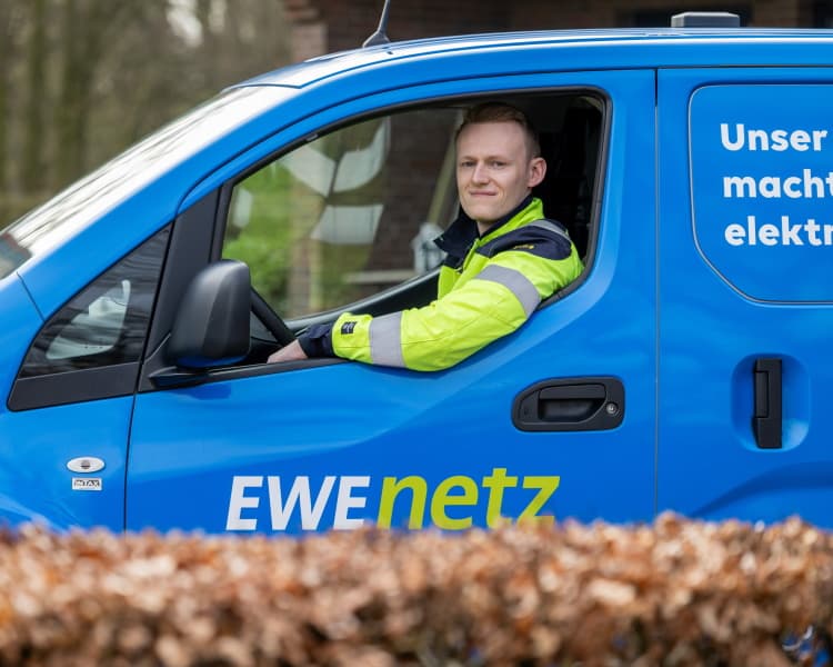 Ein Mitarbeiter von EWE NETZ in einem Servicewagen
